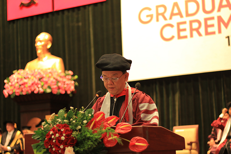 Giáo sư - tiến sĩ Nguyễn Đông Phong phát biểu trong lễ tốt nghiệp của hơn 300 cử nhân, thạc sĩ tiếng Anh