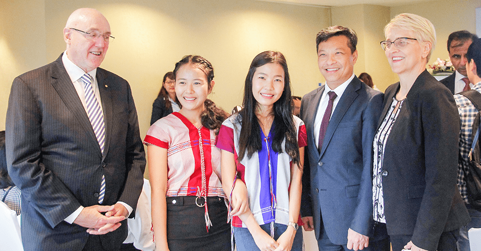 Hai SV Myanmar (giữa) chọn theo học Western Sydney BBUS 2019 tại Viện ISB (ĐH Kinh tế TP Hồ Chí Minh) 