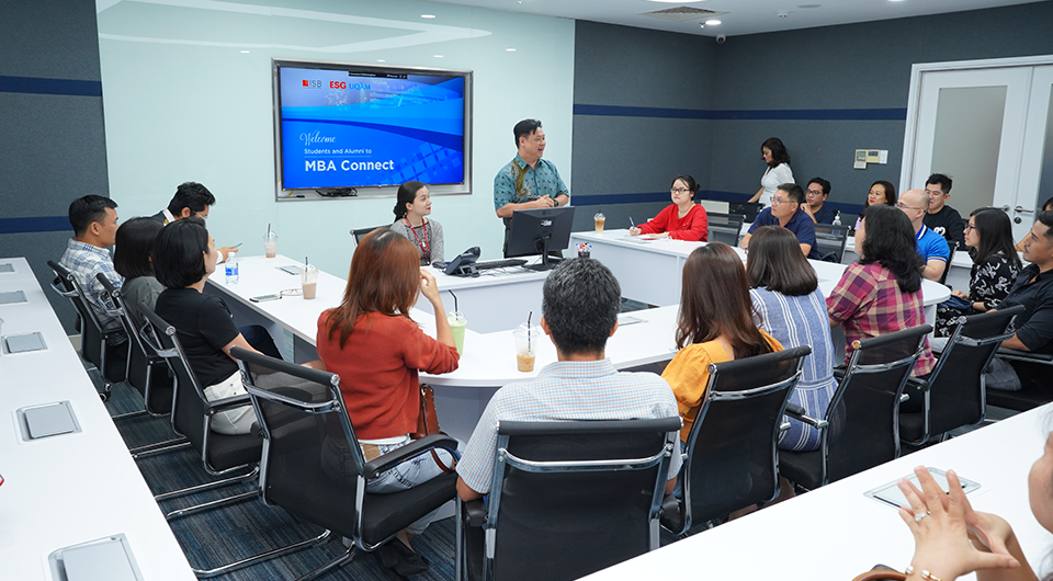 PGS. TS. Trần Hà Minh Quân chia sẻ trong buổi họp mặt EMBA Connect 