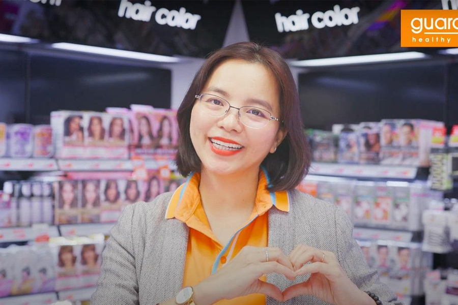 CEO Guardian Việt Nam áo cam, mặt cười, tay trái tim