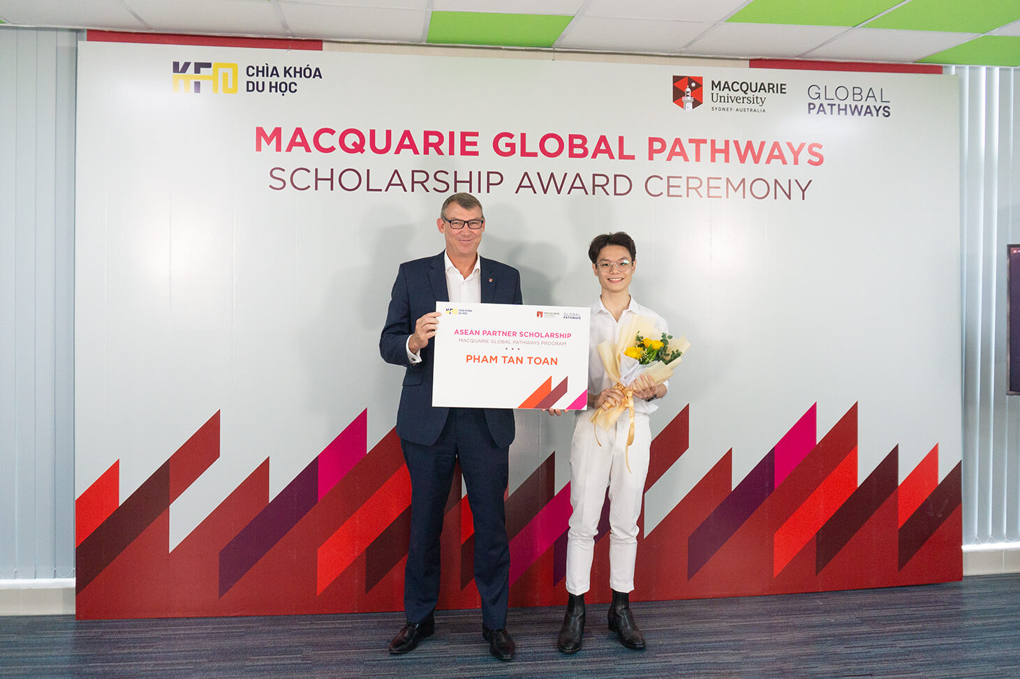 Ông Matthew Monkhouse - Giám đốc Tuyển sinh và Phát triển Toàn cầu, Khu vực Đông Nam Á và Lục địa Á Âu, Đại học Macquarie  trao học bổng ASEAN Partner cho sinh viên Phạm Tấn Toàn.