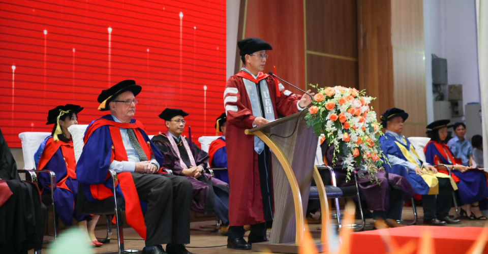 GS. TS. Sử Đình Thành - Hiệu trưởng Trường Đại học Kinh tế TP. Hồ Chí Minh phát biểu tại đầu buổi lễ