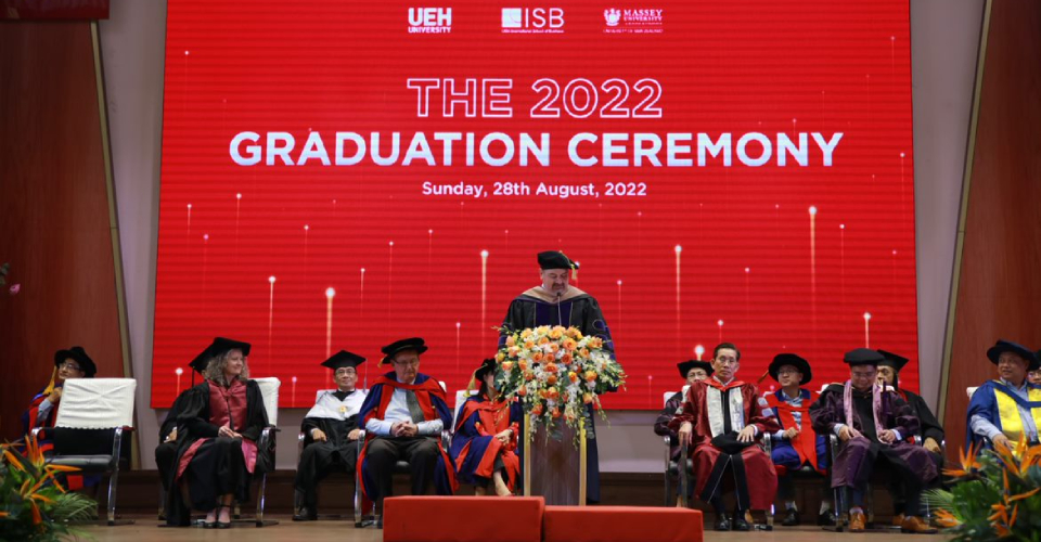 TS. Douglas Foster - Phó Viện trưởng Viện ISB, Đại học Kinh tế TP. Hồ Chí Minh gửi lời chúc tốt nghiệp đếncác Tân Cử nhân và Tân Thạc sĩ