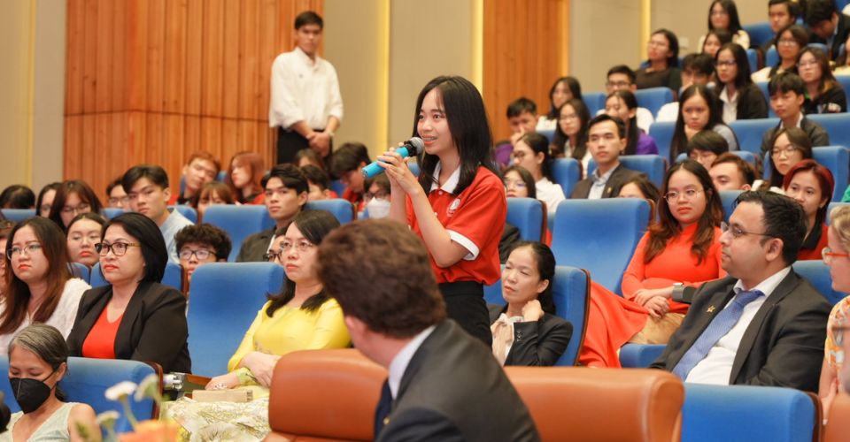 Sinh viên đối thoại trực tiếp với Bộ trưởng Wong tại Buổi Tọa đàm