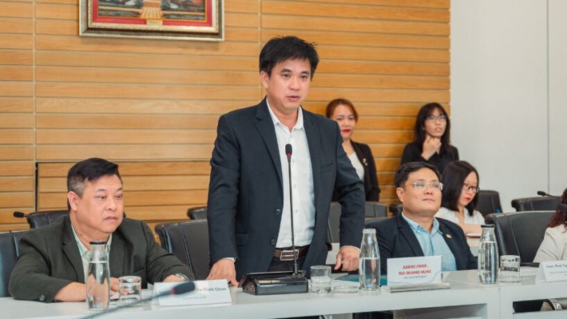 PGS. TS. Bùi Quang Hùng – Phó Giám đốc Đại học Kinh tế TP.HCM (UEH) phát biểu tại lễ ký kết cùng Đại học Deakin