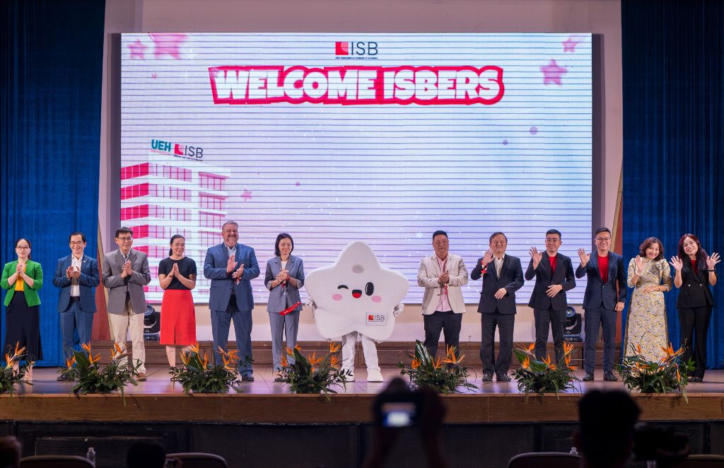 Giảng viên đón chào Tân sinh viên tại ISB Welcome Day 2024