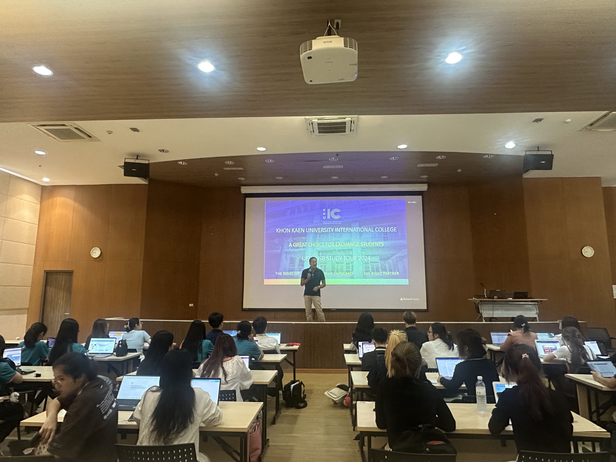 Sinh viên ISB ASEAN Co-op trong buổi lớp học Internation Marketing tại Khon Kaen University – International College (KKUIC)