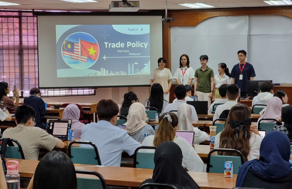 Sinh viên ISB ASEAN Co-op thể hiện sự tự tin khi thuyết trình kết quả bài phân tích trước giảng viên của các trường đại học đối tác