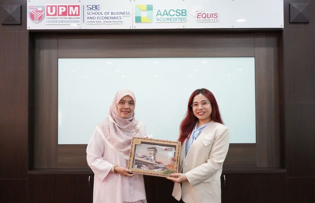 Đại diện ISB trao quà lưu niệm cho Đại diện Trường Kinh doanh và Kinh tế (SPE), Đại học Putra Malaysia (UPM), như lời tri ân cho sự đồng hành và hỗ trợ của nhà trường trong ASEAN Co-op Malaysia Study Tour