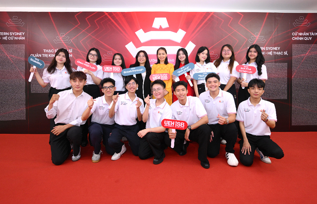 PGS. TS. Trần Phương Thảo – Phó Hiệu trưởng Trường Tài năng UEH.ISB cùng các bạn sinh viên tài năng của ISB