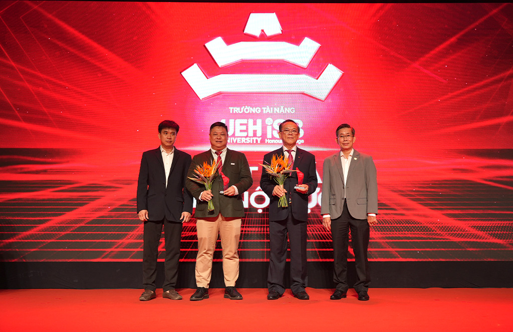 GS. TS. Nguyễn Đông Phong - Chủ tịch Hội đồng đại học UEH; PGS. TS. Trần Hà Minh Quân - Hiệu trưởng Trường Tài năng UEH.ISB; GS.TS Sử Đình Thành - Giám đốc UEH và PGS. TS. Bùi Quang Hùng - Phó Giám đốc UEH cùng đánh dấu một hành trình phát triển đầy tự hào của Trường Tài năng UEH.ISB