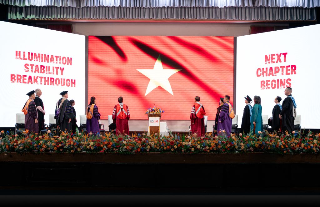 Không khí trang trọng càng thêm ý nghĩa với sự hiện diện của Ban Giám hiệu, Quý Thầy Cô, các vị khách quý, cùng gia đình và bạn bè của các Tân khoa
