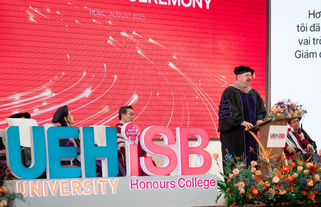 Dr. Douglas Foster – Provost of WSU Vietnam; Former ISB Vice Dean; Member of The Academic and Scientific Council of UEH Honours College, UQÀM Program Director, xúc động nhìn lại hơn 15 năm gắn bó, bày tỏ niềm tự hào khi chứng kiến các thế hệ sinh viên trưởng thành và sẵn sàng bước vào hành trình mới