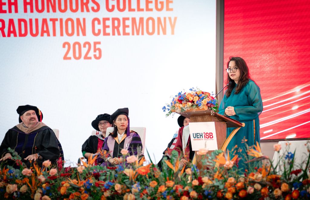 TS. Lê Huỳnh Phương Thục – Tổng giám đốc Talent Connect Plus; Nguyên Tổng Giám đốc Guardian Việt Nam; Thành viên Hội đồng Khoa học và Đào tạo của Trường Tài năng UEH.ISB khuyến khích các Tân khoa không ngừng học hỏi, sẵn sàng rời khỏi “vùng an toàn” và giữ vững mục tiêu sống của mình