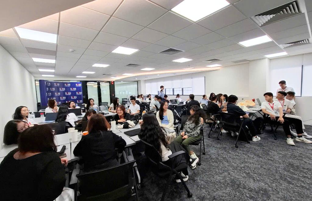 Buổi học “Global Business Experiments – Ideation and Problem-solving Techniques that Work” tại SUSS, nơi các bạn sinh viên tiếp cận các phương pháp tư duy và giải quyết vấn đề trong bối cảnh kinh doanh toàn cầu.