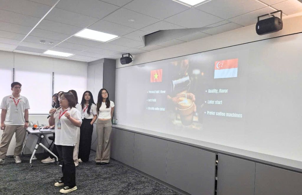 Sinh viên ISB ASEAN Co-op tự tin thuyết trình về báo cáo nghiên cứu xu hướng tiêu dùng xanh tại Việt Nam và Singapore.